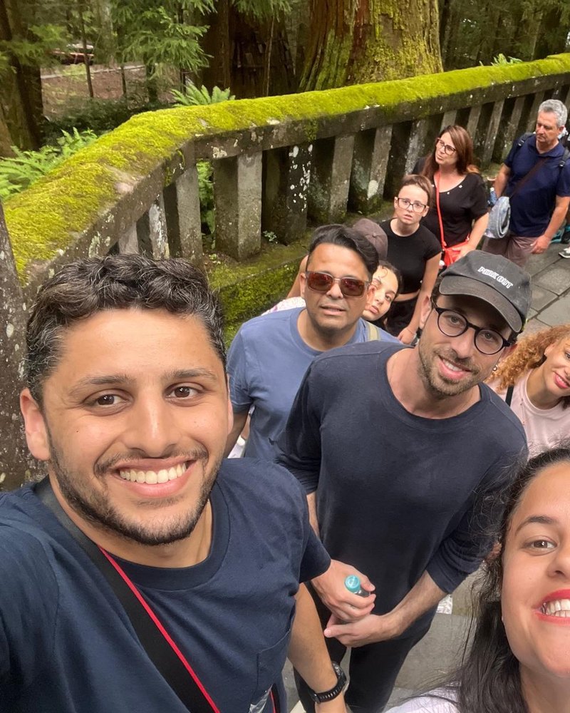 קבוצת מטיילים ישראלים בשביל יער בסיור מחוץ לטוקיו